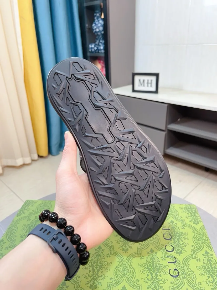 Men's shoes 💰260🌹🌹 (gucci-Gucci) New men's slippers, high-end boutique, made of cowhide, with exquisite embossed logo decoration on the upper, fine workmanship, super soft soles, casual, loose and comfortable, a must-have in summer! \nsize：38-44